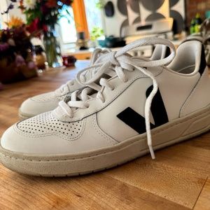 Veja V10 41M, EXTRA WHITE/ BLACK - barely worn